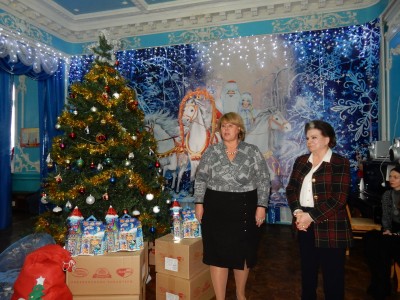 tereshkova_vruchenie_podarkov_w400_h300.JPG